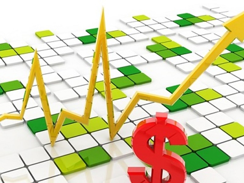 Người chơi poker chuyên nghiệp đang phân tích chiến thuật trong giải đấu vin68